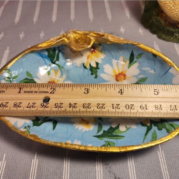 DECOUPAGE CLAM SHELL DECOUPAGE WHITE DAISY'S ON A CLAM SHELL TRINKET DISH - Picture 8 of 10